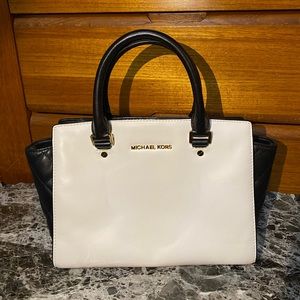 LIKE NEW Beautiful Michael Kors White/Black Quilt Satchel.